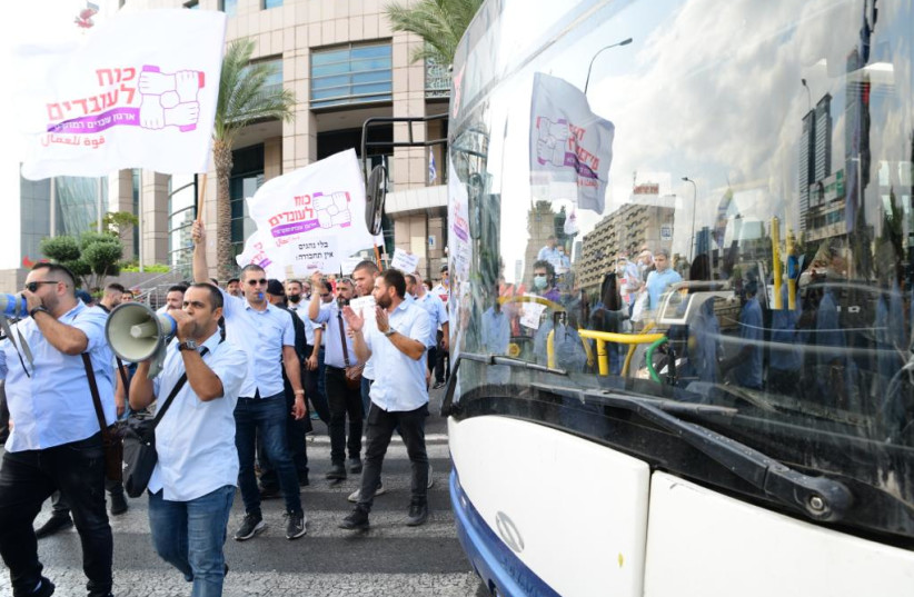  Bus drivers protest against low wages and bad working conditions in Tel Aviv (photo credit: AVSHALOM SASSONI/MAARIV)