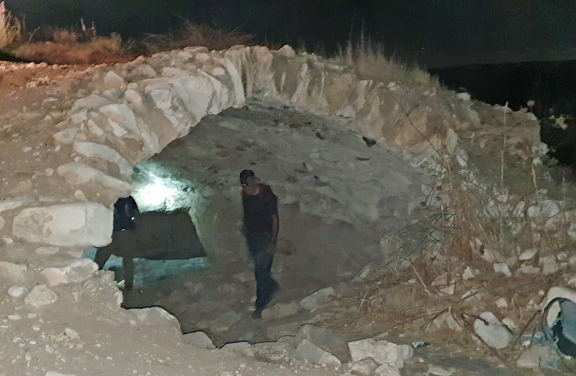 Antiquities robbers caught in southern Israel. (photo credit: ISRAEL ANTIQUITIES AUTHORITY PREVENTING ROBBERY UNIT)