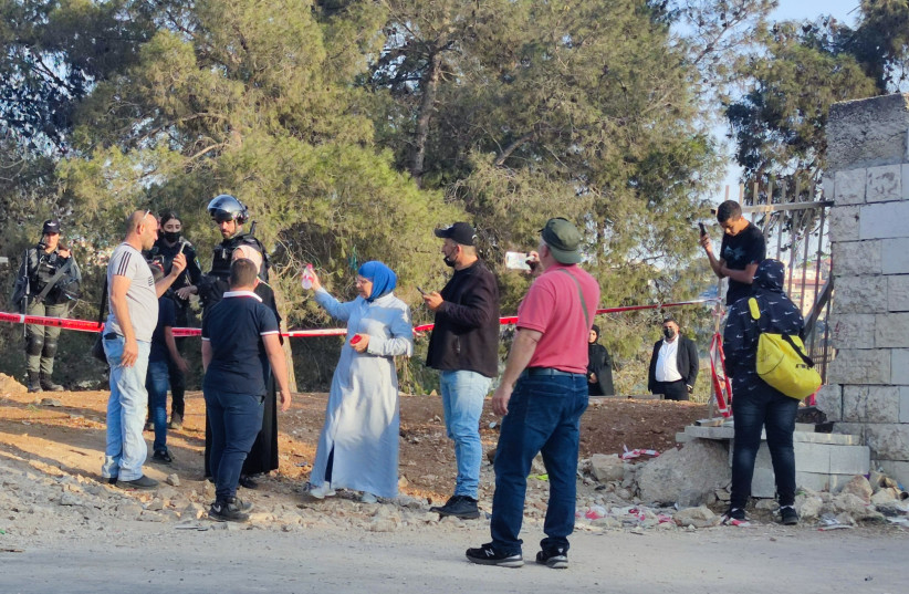 Arab families argue with authorities about construction near graves of their relatives near Yusufiya Cemetery (credit: TZVI JOFFRE)