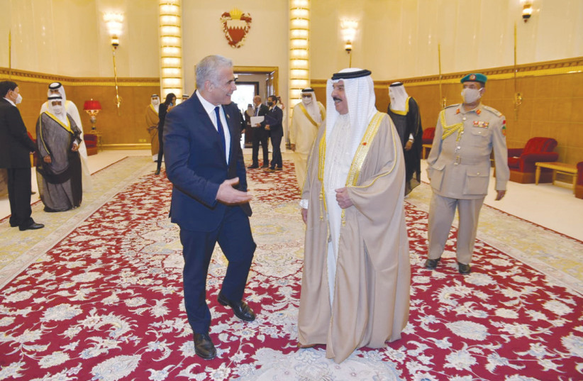  Foreign Minister Yair Lapid visits Bahraini King Hamad bin Isa Al Khalifa at his Manama palace (credit: SHLOMI AMSALEM/GPO)