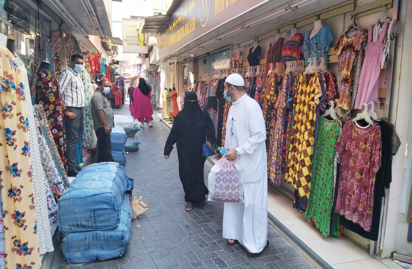  Browsing the Manama Souq, Bahrain (credit: MOSHE COHEN)