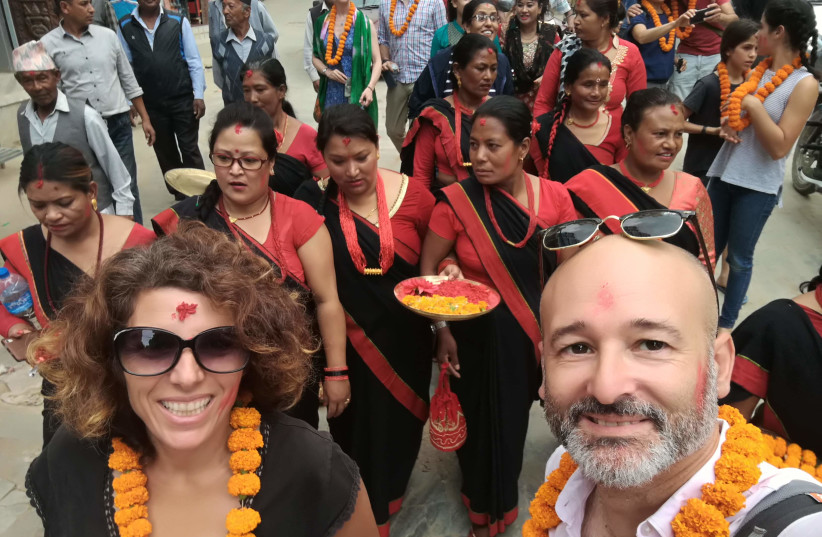   Darren dan Shoshi Gladstone menikmati perayaan lokal di Nepal (kredit: Courtesy)