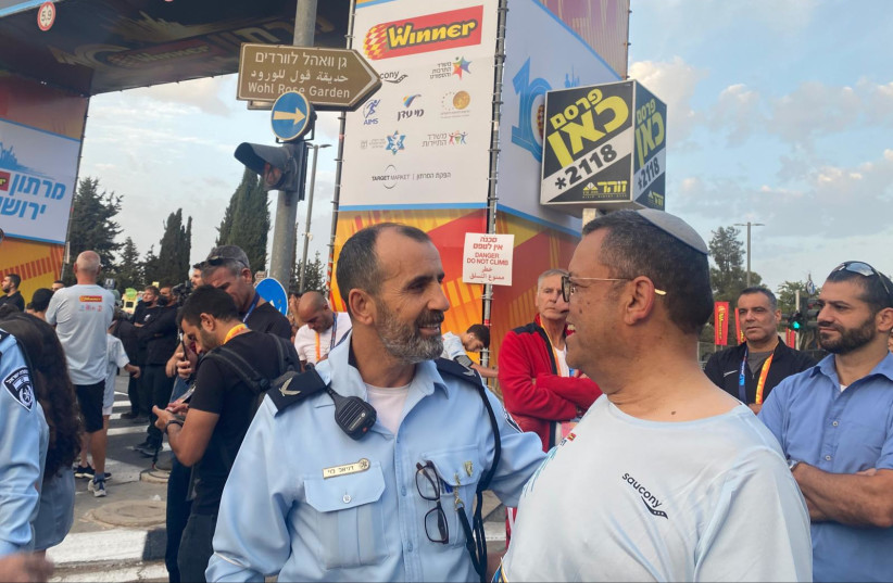  Jerusalem Mayor Moshe Lion with police officer Amir Ben Kiki at the starting point of the Jerusalem Annual Marathon, October 29, 2021 (credit: POLICE SPOKESPERSON'S UNIT)