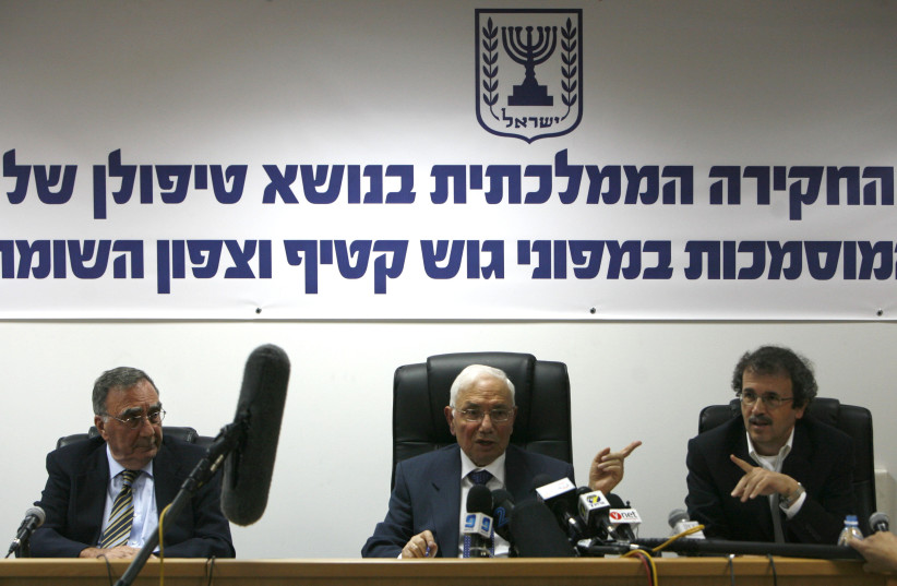  Bar-Ilan University law Prof. Yedidya Stern (R), retired justice Eliyahu Matza (C) and Dr. Shimon Ravid, members of a commission appointed by Supreme Court President Dorit Beinisch, attend a session regarding the government's handling of the resettlement of the Gush Katif evacuees. September29, 200 (photo credit: MIRIAM ALSTER/FLASH90)