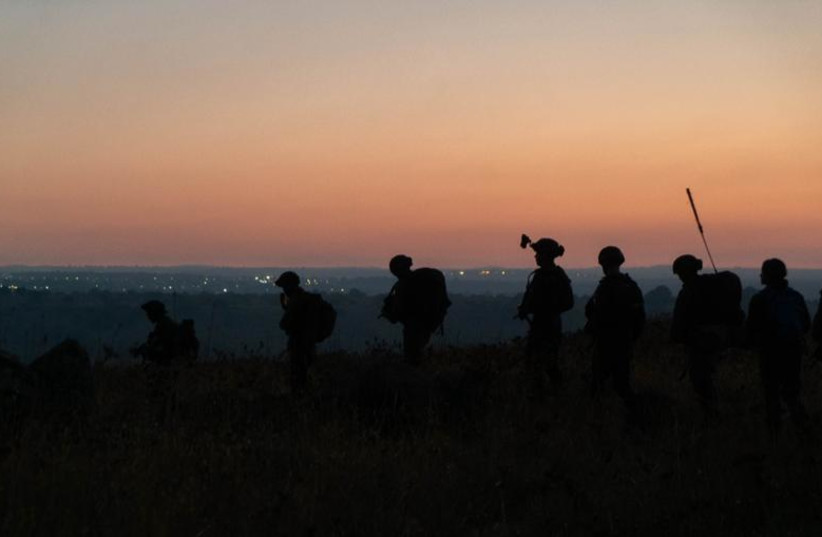 Des soldats de Tsahal participent à des exercices militaires dans le nord d'Israël pour simuler une guerre avec le Hezbollah. (crédit : UNITÉ DU PORTE-PAROLE DE Tsahal)