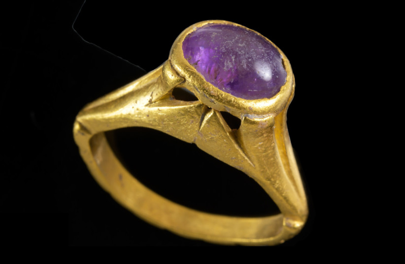 Cincin emas kuno dengan batu kecubung ditemukan di Israel Bizantium