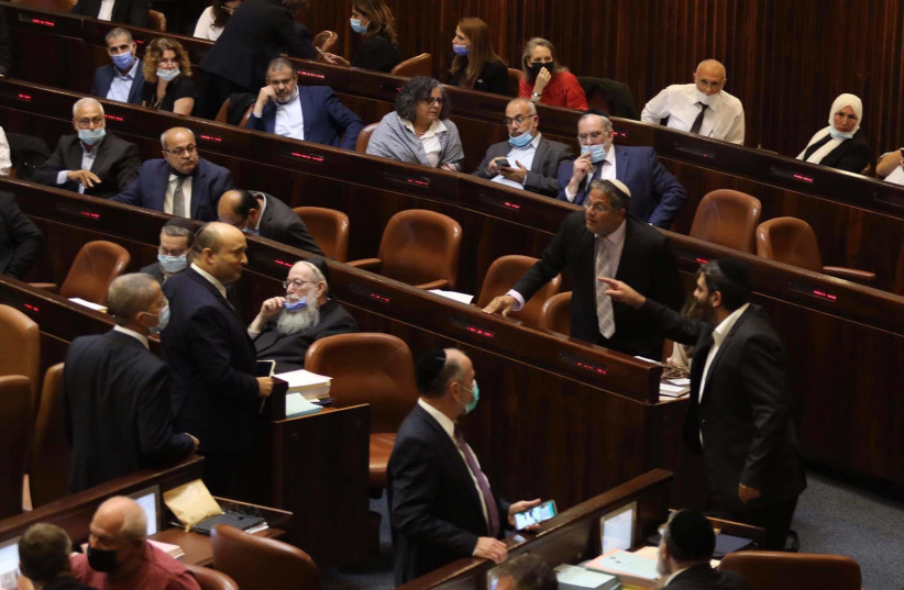 MK Itamar Ben Gvir (Otzma Yehudit) and other Opposition members heckle Prime Minister Naftali Bennett at the Knesset, 3 November 2021. (photo credit: MARC ISRAEL SELLEM)