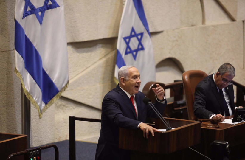 Netanyahu prononce un discours avant le vote du budget à la Knesset mercredi soir.  (crédit : MARC ISRAEL SELLEM)