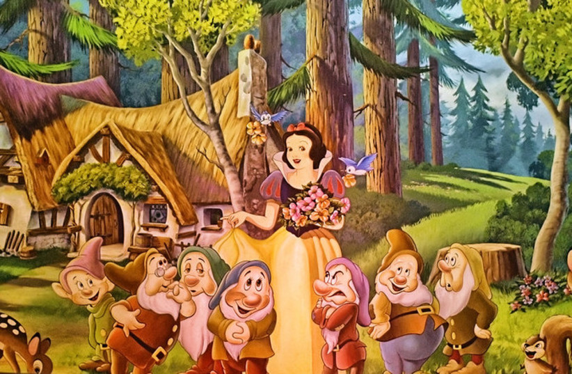  Disney - Snow White And Seven Dwarfs Mural  (credit: FLICKR)