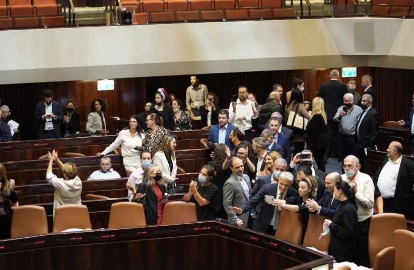  Moments after the passing of the 2021 budget, October 4, 2021 (photo credit: DANNY SHEMTOV/KNESSET SPOKESPERSON'S OFFICE)