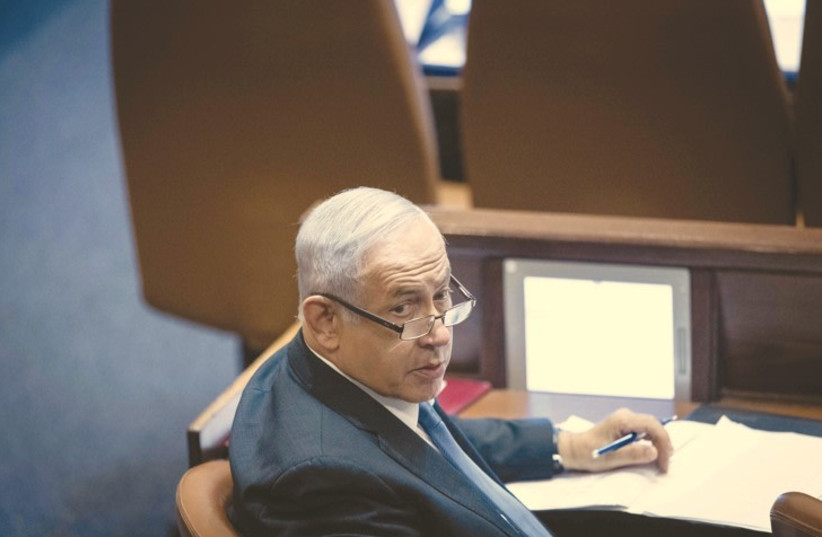 Le chef de l'opposition Benjamin Netanyahu à la Knesset en juin. (crédit photo : YONATAN SINDEL/FLASH90)