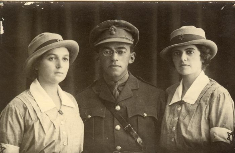  ZE’EV  JABOTINSKY wearing  the uniform of the  Jewish Legion of the  British army, with  sisters Bela and Nina. (credit: Wikimedia Commons)