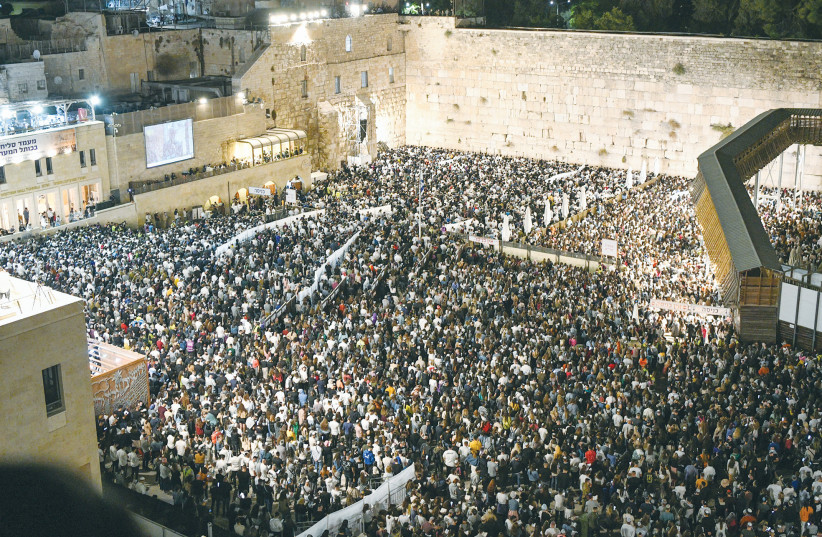 MASSES GATHER at the Western Wall on the night before Yom Kippur. (photo credit: ARIE LEIB ABRAMS/FLASH 90)