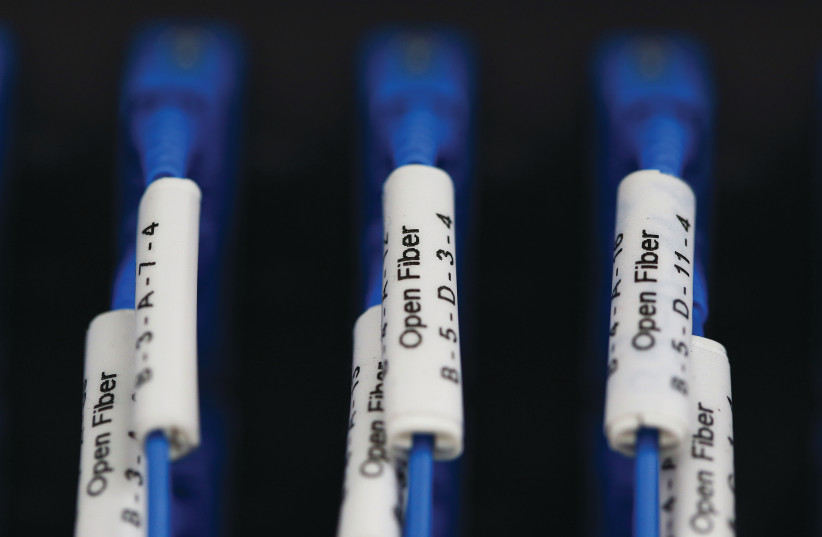  CABLES: FIBER  optical cable  without sheath. (photo credit: REUTERS/ALESSANDRO BIANCHI)