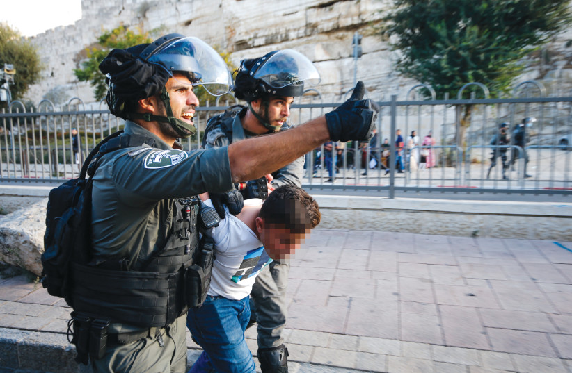  LA POLICE ARRÊTE un jeune Palestinien lors d'une manifestation à la porte de Damas, le 19 octobre. (Crédit : JAMAL AWAD/FLASH90)