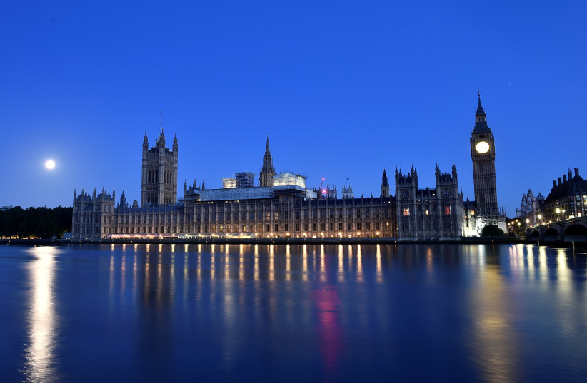  Le soleil se lève sur le Parlement de Londres, en Grande-Bretagne (crédit photo : HANNAH MCKAY/ REUTERS)