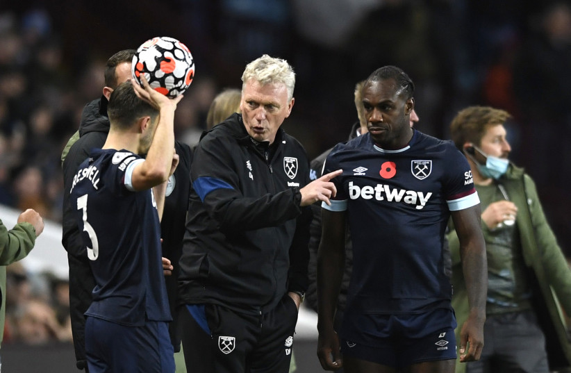  West Ham United manager David Moyes gives instructions to Michail Antonio and Aaron Cresswell during a break in play (photo credit: REUTERS/TONY O'BRIEN)
