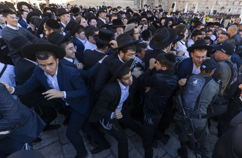  Jewish men clash with police as members of the Women of the Wall movement hold Rosh Hodesh prayers at the Western Wall in Jerusalem Old City, November 5, 2021. (credit: OLIVIER FITOUSSI/FLASH90)