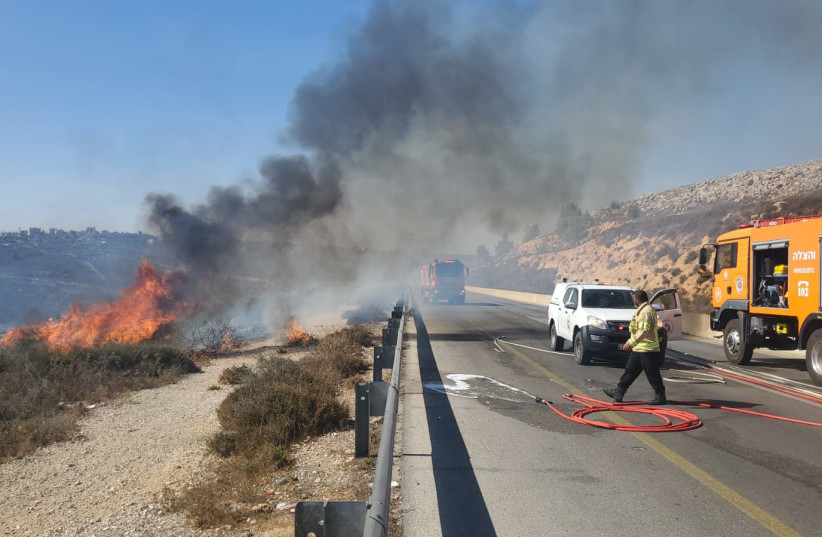  A brush fire broke out on November 8 near Har Gilo. (credit: JUDEA AND SAMARIA FIRE DEPARMENT)