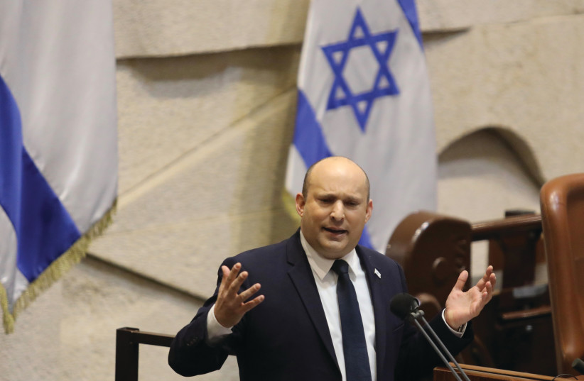 Le Premier ministre Naftali Bennett s'adresse à la Knesset au sujet du budget.  (crédit photo : MARC ISRAEL SELLEM)