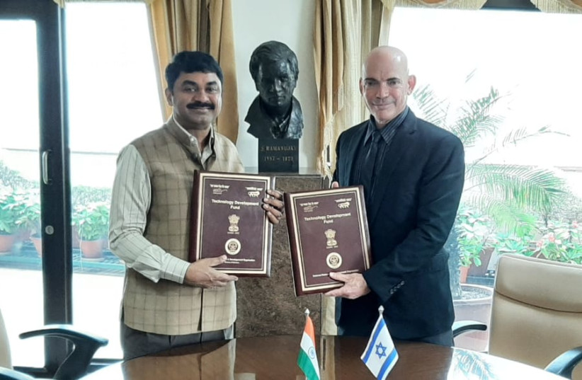 India’s Defense Research and Development Organization (DRDO) chairman G Satheesh Reddy and Israel’s Directorate of Defense Research and Development (DDR&D) head Danny Gold are seen with the newly signed agreement. (credit: Indian Defense Ministry)