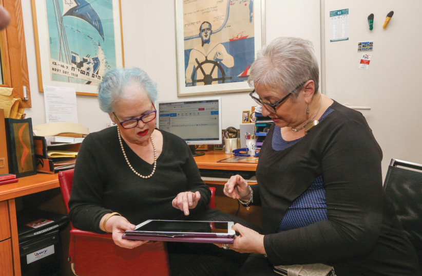  Illustrative photograph: Rochelle Gilbert and Helen Simpson learn to use an iPad. (photo credit: MARC ISRAEL SELLEM)