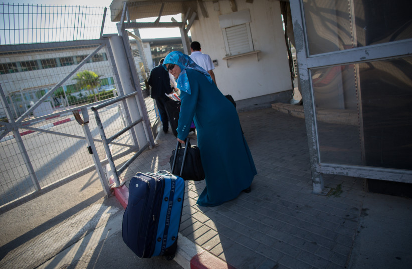  Des Palestiniens arrivent pour entrer à Gaza au point de passage d'Erez entre Israël et Gaza le 3 septembre 2015. (Crédit : YONATAN SINDEL/FLASH90)
