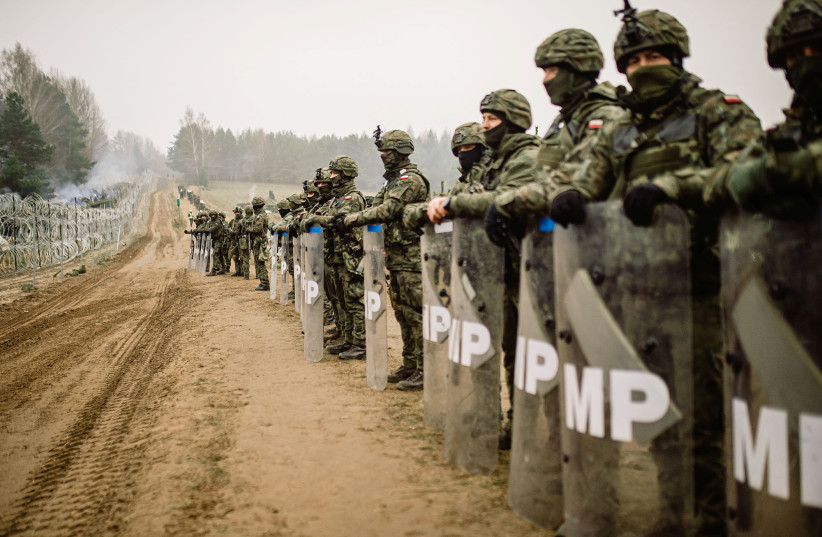  Polish military police stay on guard at the Poland/Belarus border near Kuznica, Poland, in this photograph released by the Territorial Defence Forces, November 12, 2021.  (credit: IREK DOROZANSKI/DWOT/HANDOUT VIA REUTERS)