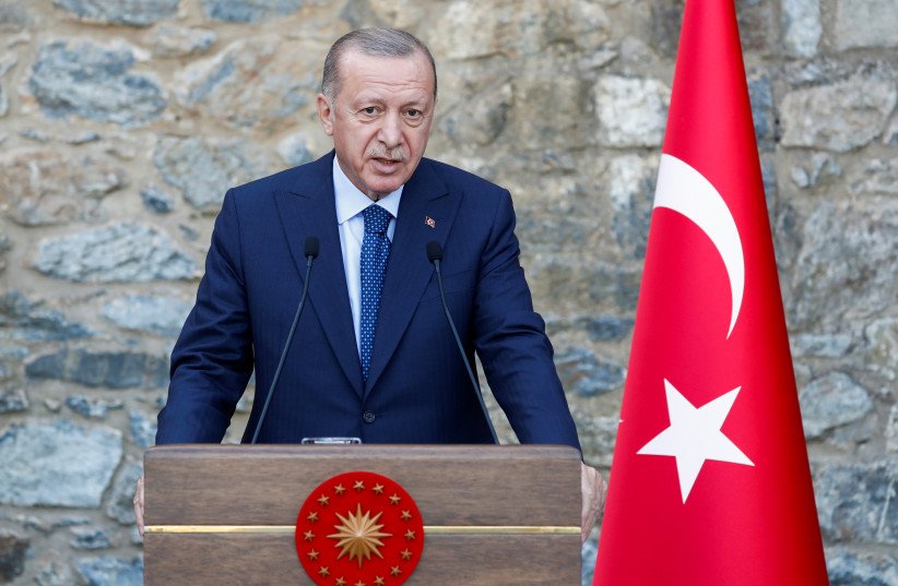  Le président turc Tayyip Erdogan s'exprime lors d'une conférence de presse à Istanbul, Turquie, le 16 octobre 2021 (crédit photo : REUTERS/MURAD SEZER)