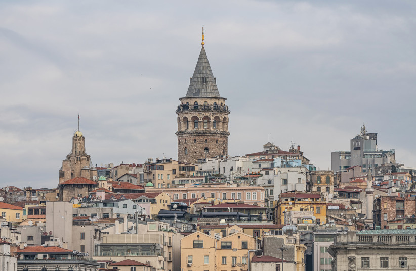  Vue à distance de la tour de Galata à Istanbul, Turquie (crédit : VIA WIKIMEDIA COMMONS)
