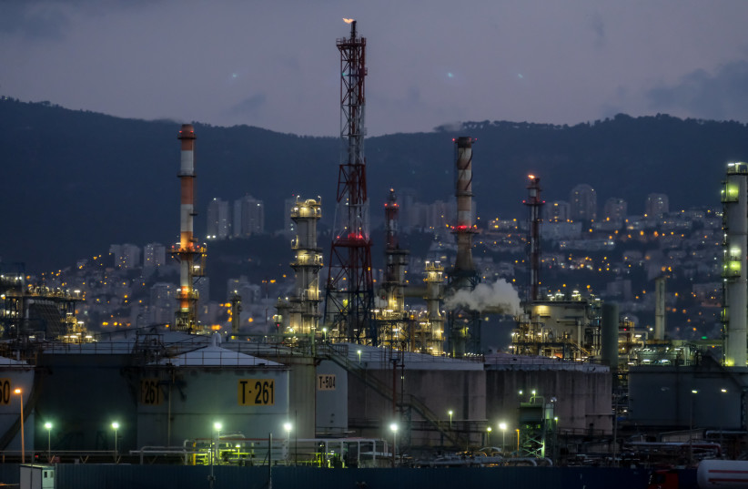  View of the oil refineries of Haifa and the industrial area, on May 5, 2017 (credit: YANIV NADAV/FLASH90)