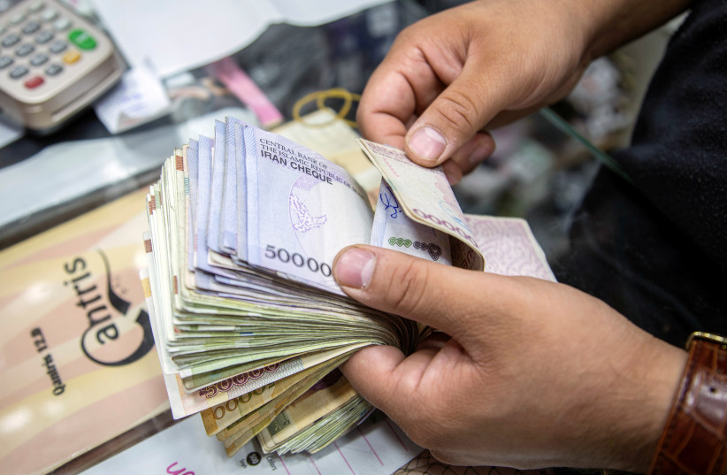  A salesman counts money in Tajrish Bazaar, Tehran, Iran August 1, 2019 (photo credit: NAZANIN TABATABAEE/WANA VIA REUTERS)