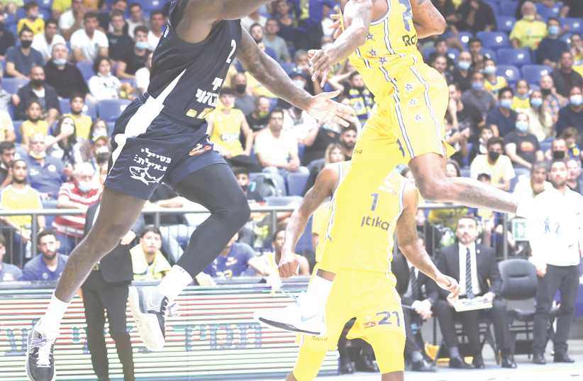  HAPOEL EILAT’S Bryon Allen (left) gave Maccabi Tel Aviv plenty of problems, but even his game-high 38 points weren’t enough to stop the yellow-and-blue for notching a 101-95 double-overtime victory over visiting Eilat in Winner League play. (photo credit: DANNY MARON)
