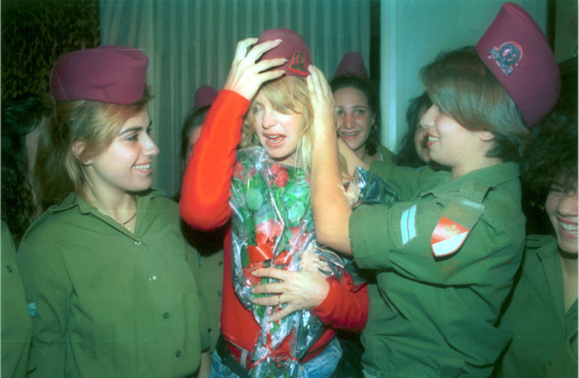  Goldie Hawn visiting an IDF base, 1989.  (credit: THE DAN HADANI ARCHIVE, THE PRITZKER FAMILY NATIONAL PHOTOGRAPHY COLLECTION AT THE NATIONAL LIBRARY )