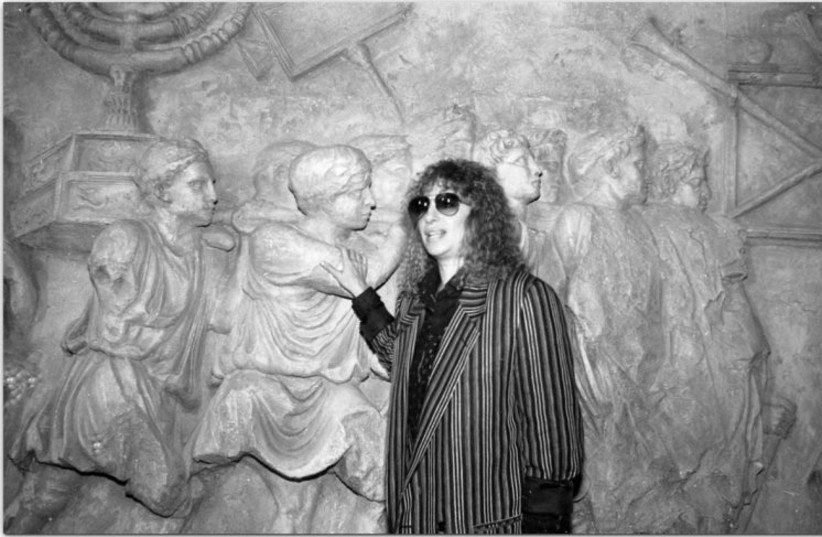  Barbra Streisand with a replica of the relief from the Arch of Titus in Rome, showing the spoils of the destroyed Second Temple at the Museum of the Jewish People, 1984. (credit: THE DAN HADANI ARCHIVE, THE PRITZKER FAMILY NATIONAL PHOTOGRAPHY COLLECTION AT THE NATIONAL LIBRARY )