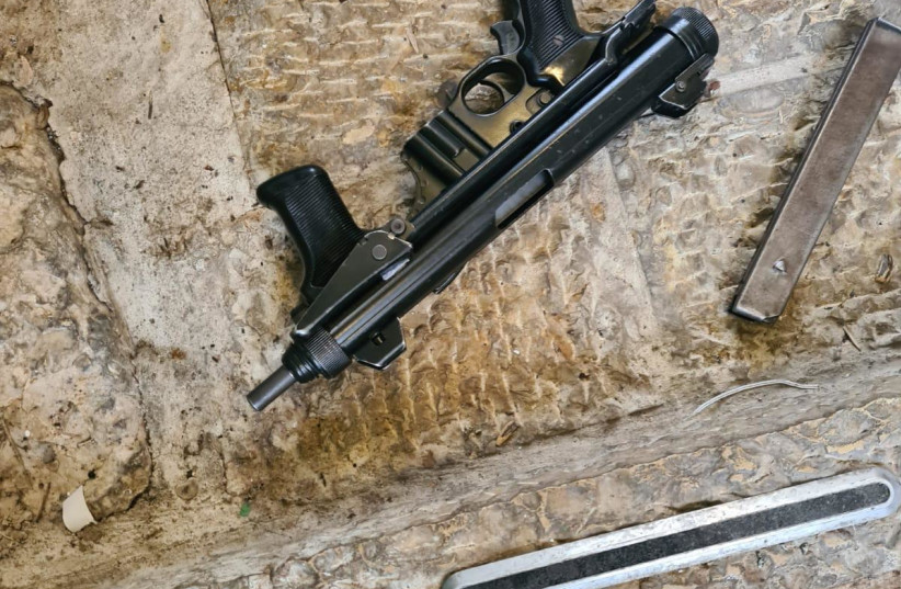 Uma submetralhadora Carlo usada em um ataque de tiro na Cidade Velha de Jerusalém em 21 de novembro de 2021. (crédito: UNIDADE DE PORTA-VOZ DA POLÍCIA)