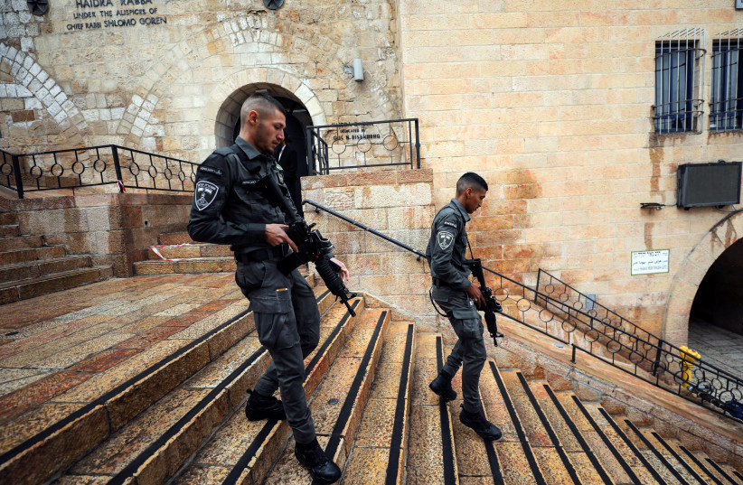  Des gardes-frontières israéliens patrouillent dans la zone près du site d'une fusillade dans la vieille ville de Jérusalem, le 21 novembre 2021. (Crédit photo : REUTERS/AMMAR AWAD)
