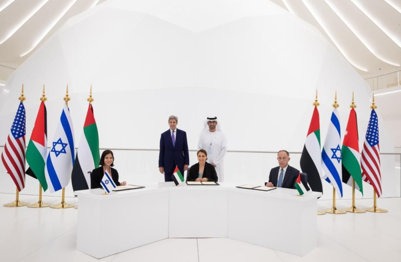  La ministre israélienne de l'Énergie, Karin Elharrar, signe un accord de coopération climatique avec la Jordanie à Dubaï, le 22 novembre 2021. (Crédit photo : avec l'aimable autorisation)