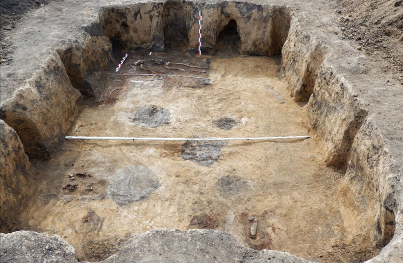 The tomb in which a silver plate depicting a number of ancient deities was uncovered in Voronezh region in western Russia.  (credit: RAS INSTITUTE OF ARCHAEOLOGY)