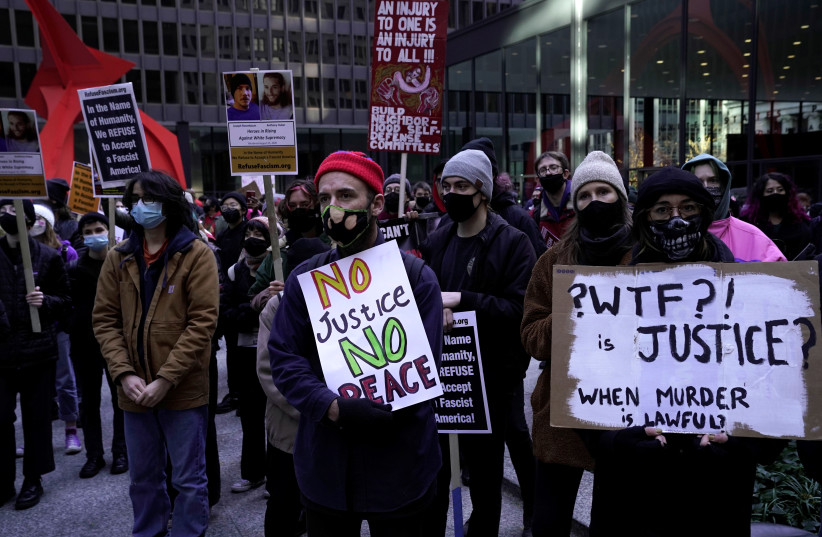  Protest in the wake of Kyle Rittenhouse's ''not guilty'' verdict in Chicago (credit: CHENEY ORR/REUTERS)