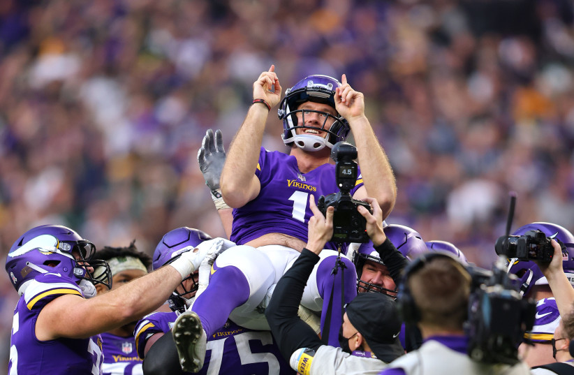  Greg Joseph celebrates with his Minnesota Vikings teammates after kicking a game-winning field goal against the Green Bay Packers at U.S. Bank Stadium in Minneapolis, Nov. 21, 2021. (photo credit: ADAM BETTCHER / GETTY IMAGES NORTH AMERICA / AFP)