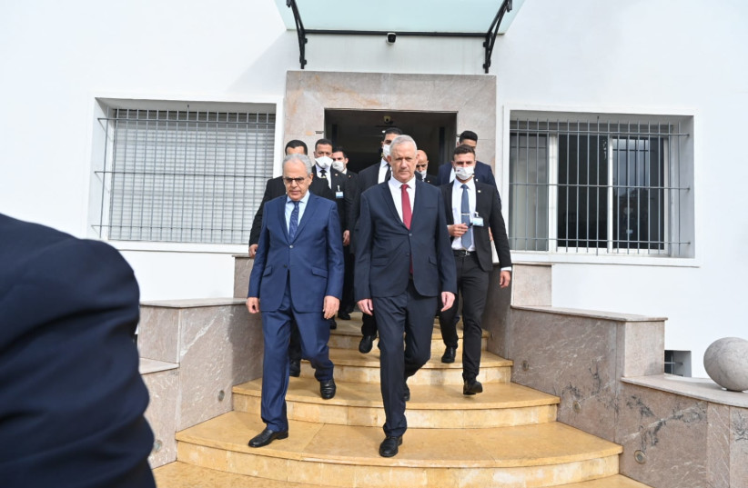  Le ministre de la Défense Benny Gantz est vu au Maroc, le 24 novembre 2021. (Crédit : MINISTÈRE DE LA DÉFENSE)