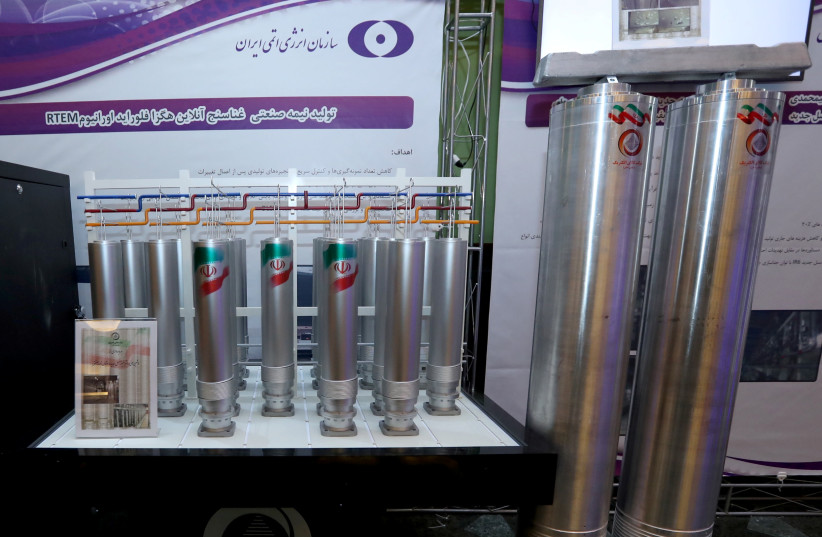 Un certain nombre de centrifugeuses iraniennes de nouvelle génération sont exposées lors de la Journée nationale de l'énergie nucléaire iranienne à Téhéran, Iran, le 10 avril 2021 (crédit : BUREAU DE LA PRÉSIDENCE IRANIENNE/WANA (AGENCE DE PRESSE DE L'ASIE DE L'OUEST)/HANDOUT VIA REUTERS)