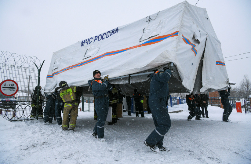  Specialists of Russian Emergencies Ministry carry a tent during a rescue operation following a fire in the Listvyazhnaya coal mine in the Kemerovo region, Russia, November 25, 2021 (credit: REUTERS/ALEXANDER PATRIN)