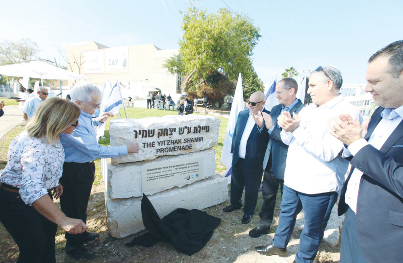  YAIR SHAMIR unveils the monument at the entrance to the Yitzhak Shamir Promenade in Kiryat Malachi as (from left) Gilada Diament, Samuel Hayek, Oded Forer, Eliyahu ‘Lalo’ Zohar and Miki Zohar look on. (credit: MIKA GORVITZ)