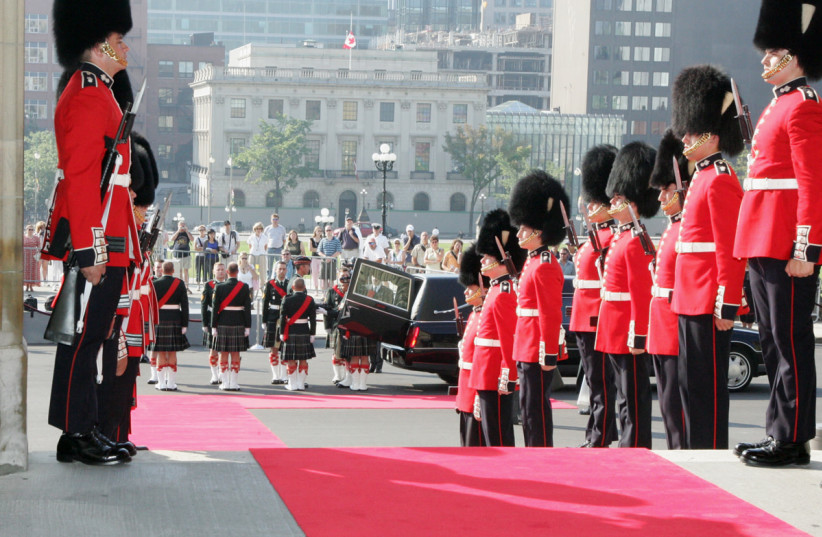  Canadian Grenadier Guards on Parliament Hill in Ottawa, Ontario, Canada. (photo credit: VIA WIKIMEDIA COMMONS)