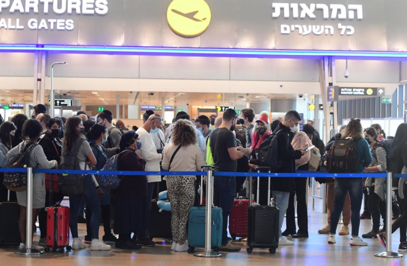  Des Israéliens quittant le pays avant d'éventuelles nouvelles restrictions dues à la variante Omicron, le 28 novembre 2021. (Crédit : AVSHALOM SASSONI/MAARIV)