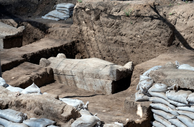 Un cercueil est vu dans un cimetière datant de l'époque du Sanhédrin à Yavne.  (crédit : YANIV BERMAN/AUTORITÉ ISRAÉLIENNE DES ANTIQUITÉS)