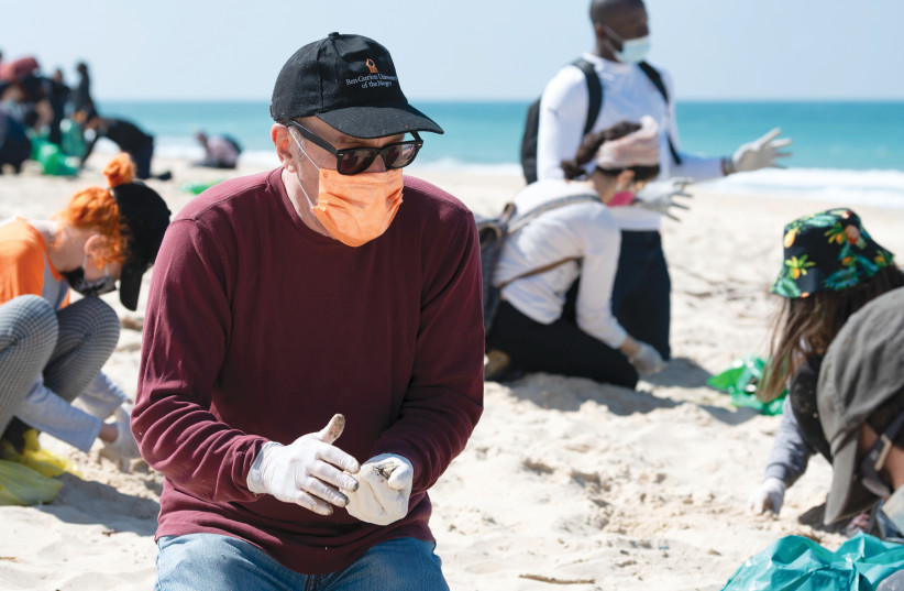  Chamovitz leads a delegation of students cleaning up the beaches after a massive oil spill off the coast in February. (credit: DANI MACHLIS)