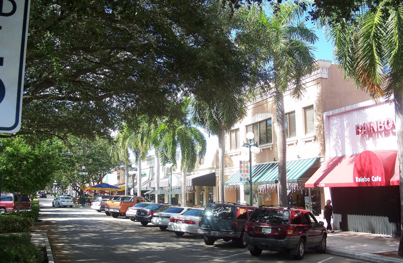  Hollywood Boulevard Historic Business District — Hollywood, Florida. (credit: VIA WIKIMEDIA COMMONS)